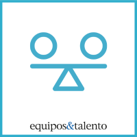 El presente ya es híbrido (7) Icono azul de balanza con dos círculos equilibrados dentro de cuadrado con borde celeste
