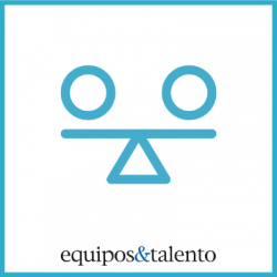 El presente ya es híbrido (7) Icono azul de balanza con dos círculos equilibrados dentro de cuadrado con borde celeste